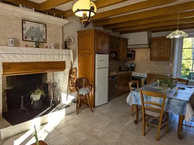Cuisine ou kitchenette dans l'établissement Gîte de pêche au bord de la Charente avec Wifi et parking - FR-1-653-189