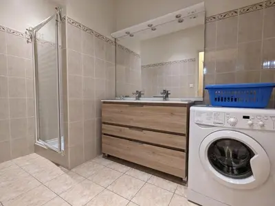 Salle de bains dans l'établissement Maison rénovée près d'Angoulême avec jardin privé - FR-1-653-208