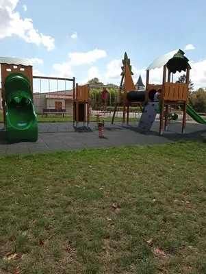 Aire de jeux pour enfants de l'établissement La poule aux oeufs dort