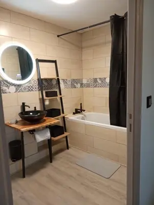 Salle de bains dans l'établissement La poule aux oeufs dort