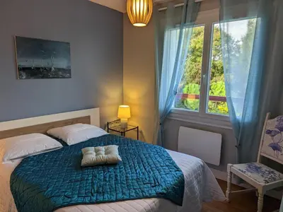 Un ou plusieurs lits dans un hébergement de l'établissement Charmant appartement avec terrasse et jardin, idéal pour 4 personnes, à Barbezieux - FR-1-653-196