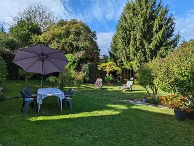 Jardin de l'établissement Charmant appartement avec terrasse et jardin, idéal pour 4 personnes, à Barbezieux - FR-1-653-196