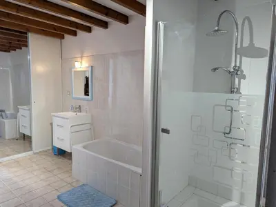 Salle de bains dans l'établissement Gîte XVIIIe rénové avec grand jardin, au cœur du vignoble de Cognac - FR-1-653-30