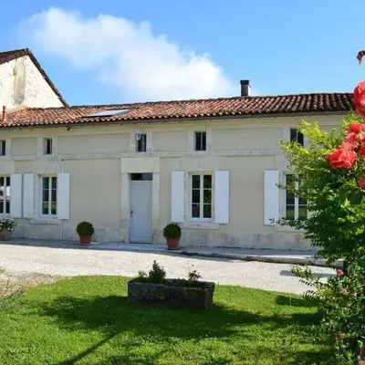 Gîte XVIIIe rénové avec grand jardin