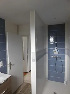Salle de bains dans l'établissement Gîte MMR 6 places avec cour clôturée 3 nuits mini