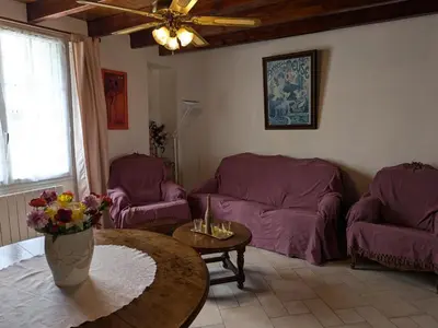 Coin salon dans l'établissement Gîte rénové 19ème siècle, 3 chambres, jardin privé, cheminée, internet, jeux, vélos adultes, parking - FR-1-653-26
