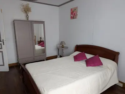 Un ou plusieurs lits dans un hébergement de l'établissement Gîte rénové 19ème siècle, 3 chambres, jardin privé, cheminée, internet, jeux, vélos adultes, parking - FR-1-653-26