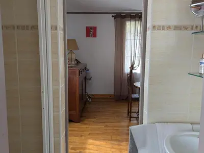 Salle de bains dans l'établissement Gîte rénové 19ème siècle, 3 chambres, jardin privé, cheminée, internet, jeux, vélos adultes, parking - FR-1-653-26
