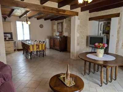 Plan de l'établissement Gîte rénové 19ème siècle, 3 chambres, jardin privé, cheminée, internet, jeux, vélos adultes, parking - FR-1-653-26