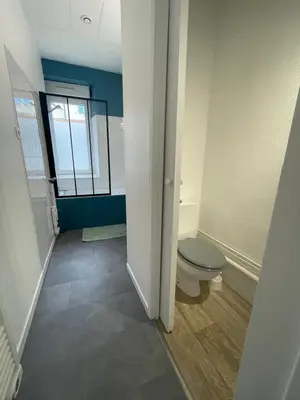 Salle de bains dans l'établissement Le charmant de Rompsay, Familial & Moderne