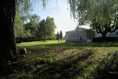 Jardin de l'établissement Beautiful riverside boathouse