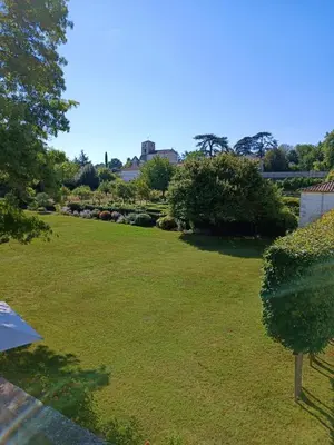 Jardin de l'établissement Beautiful riverside boathouse