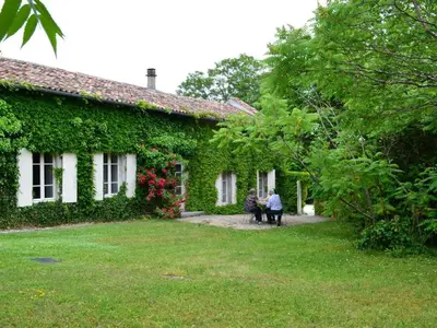 Jardin de l'établissement Gîte spacieux avec jardin, piscine, cheminée, et équipements bébé au cœur des vignes du Cognac - FR-1-653-59