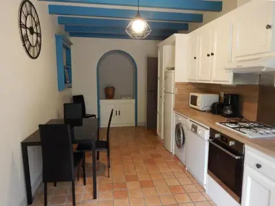 Cuisine ou kitchenette dans l'établissement Gîte spacieux avec jardin, piscine, cheminée, et équipements bébé au cœur des vignes du Cognac - FR-1-653-59