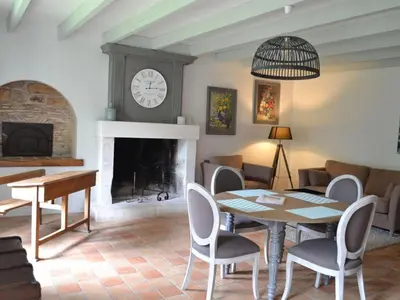 Coin salon dans l'établissement Gîte spacieux avec jardin, piscine, cheminée, et équipements bébé au cœur des vignes du Cognac - FR-1-653-59