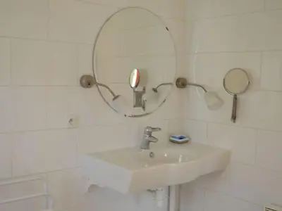 Salle de bains dans l'établissement Gîte paisible avec jardins privatifs à Cognac, proche des sentiers de randonnée, animaux acceptés - FR-1-653-178