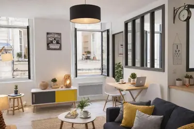 Coin salon dans l'établissement L'Oasis Marin lumineux et cosy à deux pas du vieux marché dans l'hyper centre de La Rochelle avec TV et Wifi