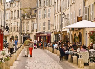 Clients de l'établissement L'Oasis Marin lumineux et cosy à deux pas du vieux marché dans l'hyper centre de La Rochelle avec TV et Wifi