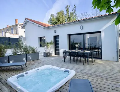 Terrasse ou espace extérieur de l'établissement Maison T4 Climatisée avec Jacuzzi à Lagord