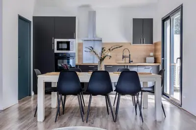 Cuisine ou kitchenette dans l'établissement Maison T4 Climatisée avec Jacuzzi à Lagord