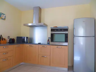 Cuisine ou kitchenette dans l'établissement Charmant gîte en pierres avec poêle et animaux admis - FR-1-653-79