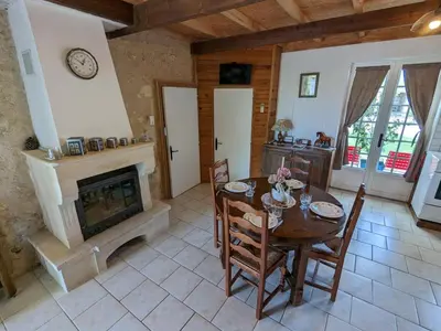 Télévision ou salle de divertissement dans l'établissement Maison Charentaise avec Cheminée, Jardin et Animaux acceptés - FR-1-653-221