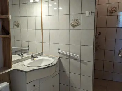 Salle de bains dans l'établissement Maison Charentaise avec Cheminée, Jardin et Animaux acceptés - FR-1-653-221