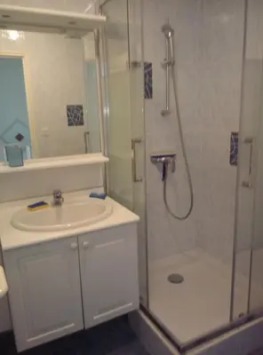 Salle de bains dans l'établissement L' Ecume de Mer