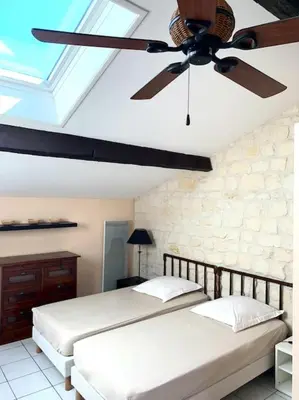 Un ou plusieurs lits dans un hébergement de l'établissement Maison de ville confortable avec piscine