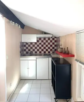 Cuisine ou kitchenette dans l'établissement Maison de ville confortable avec piscine