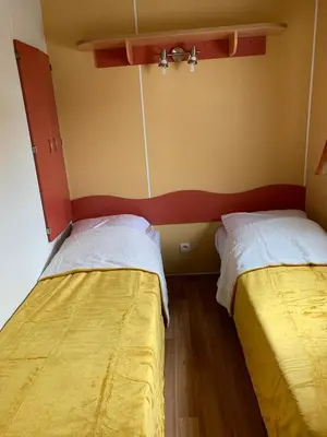 Un ou plusieurs lits dans un hébergement de l'établissement Camping de la ferme aux ânesses, Mobil Home Câline