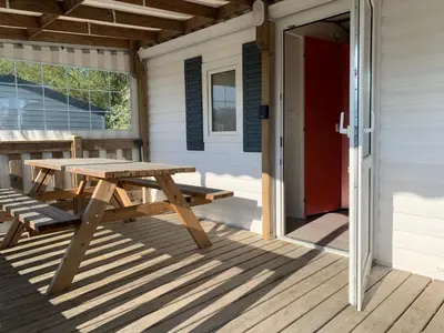 Balcon ou terrasse dans l'établissement Camping de la ferme aux ânesses, Mobil Home Câline