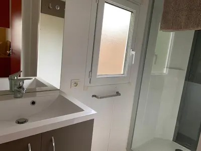 Salle de bains dans l'établissement Camping de la ferme aux ânesses, Mobil Home Câline