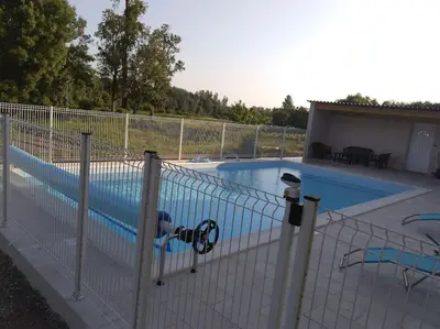 Piscine de l'établissement La Ferme des Augustines ou située à proximité
