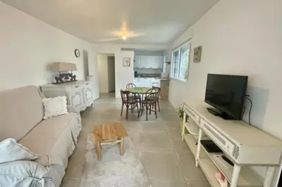 Cuisine ou kitchenette dans l'établissement Nice 66m with terrace in La Rochelle