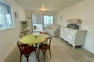 Coin salon dans l'établissement Nice 66m with terrace in La Rochelle