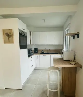 Cuisine ou kitchenette dans l'établissement Nice 66m with terrace in La Rochelle