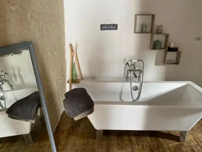 Salle de bains dans l'établissement La Maison du Commandeur