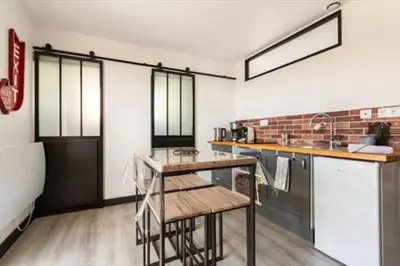 Cuisine ou kitchenette dans l'établissement Adorable gîte au calme