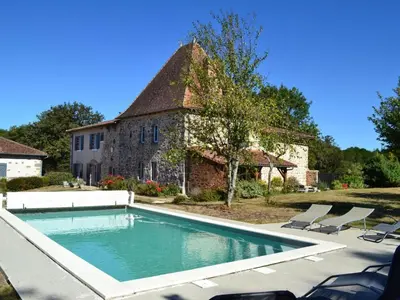 Piscine de l'établissement Gîte spacieux avec piscine privée et jardin, idéal pour familles avec animaux - FR-1-653-67 ou située à proximité