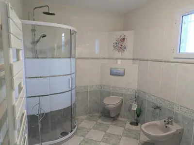 Salle de bains dans l'établissement Gîte spacieux avec piscine privée et jardin, idéal pour familles avec animaux - FR-1-653-67