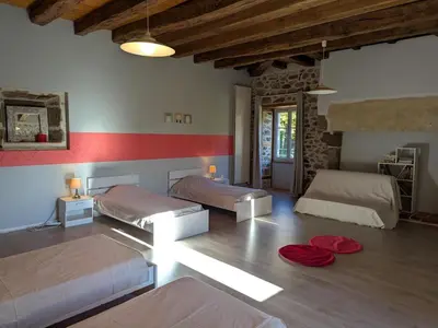 Un ou plusieurs lits dans un hébergement de l'établissement Gîte spacieux avec piscine privée et jardin, idéal pour familles avec animaux - FR-1-653-67