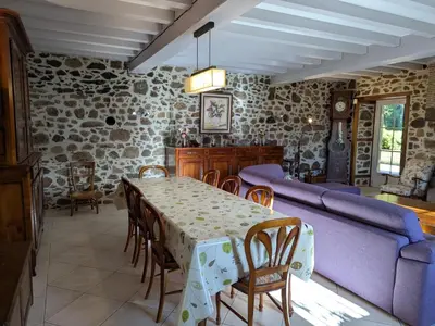 Coin salon dans l'établissement Gîte spacieux avec piscine privée et jardin, idéal pour familles avec animaux - FR-1-653-67