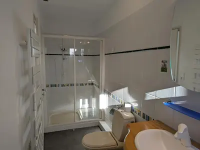 Salle de bains dans l'établissement Gîte spacieux avec piscine privée et jardin, idéal pour familles avec animaux - FR-1-653-67
