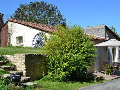 Jardin de l'établissement Charmant gîte à Torsac avec terrasse, animaux acceptés - FR-1-653-82
