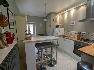 Cuisine ou kitchenette dans l'établissement Gîte Cosy à Abzac avec Jardin, Proche Confolens et Services Inclus - FR-1-653-84