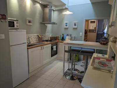 Cuisine ou kitchenette dans l'établissement Gîte Cosy à Abzac avec Jardin, Proche Confolens et Services Inclus - FR-1-653-84