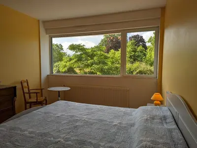 Un ou plusieurs lits dans un hébergement de l'établissement Maison confortable avec jardin privatif, internet, parking - FR-1-653-112