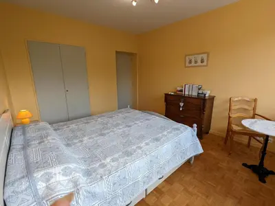 Un ou plusieurs lits dans un hébergement de l'établissement Maison confortable avec jardin privatif, internet, parking - FR-1-653-112