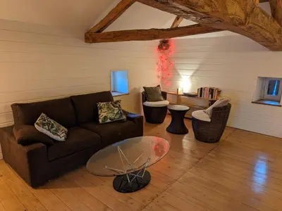 Coin salon dans l'établissement Gîte authentique avec cheminée, terrasse et WiFi en Charente - FR-1-653-119